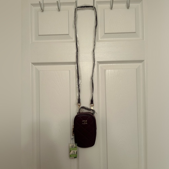 ⭐️ NWT Badgley Mischka Crossbody Oval Quilted Phone Case ⭐️ - Picture 5 of 8